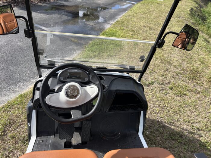 PilotCar Model PC 4+2 White Dash